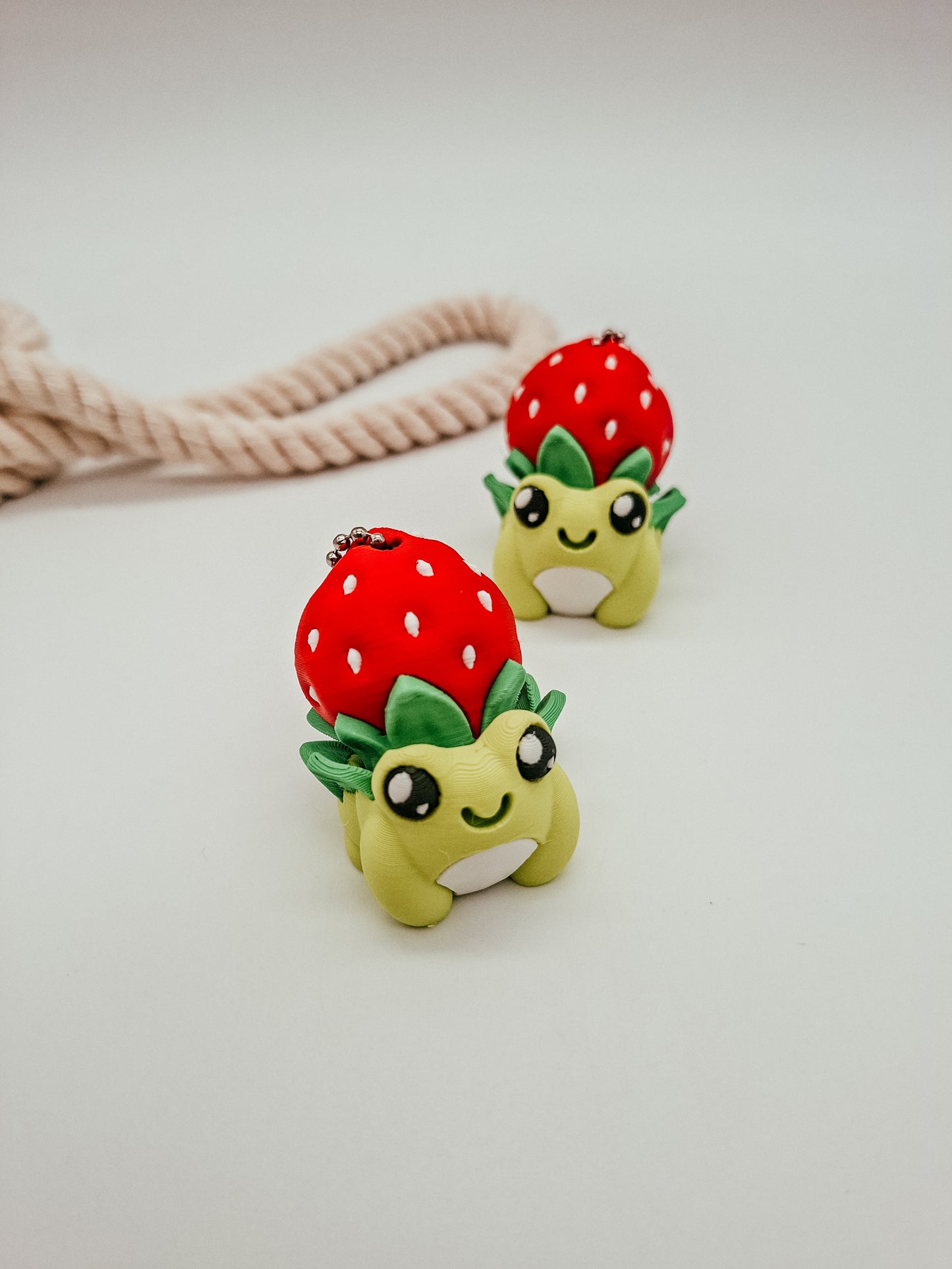 3D-gedruckter Erdbeer-Frosch Fidget Klicker mit liebevollem Design.