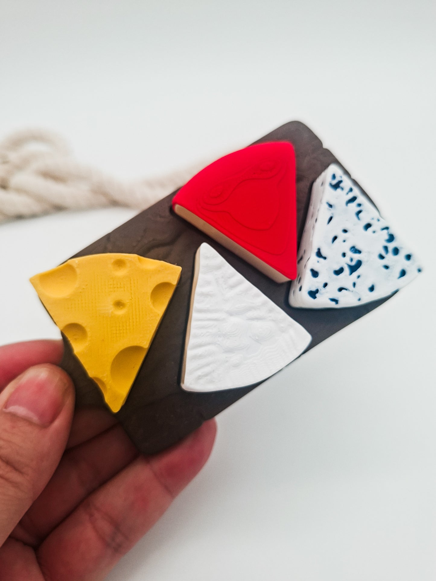 3D-gedruckter Käseplatten Fidget Klicker mit liebevollem Design.