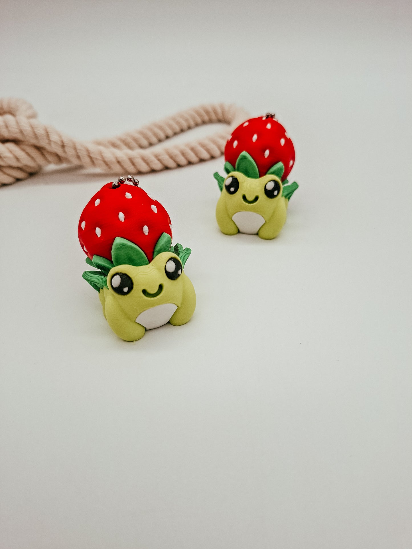 3D-gedruckter Erdbeer-Frosch Fidget Klicker mit liebevollem Design.