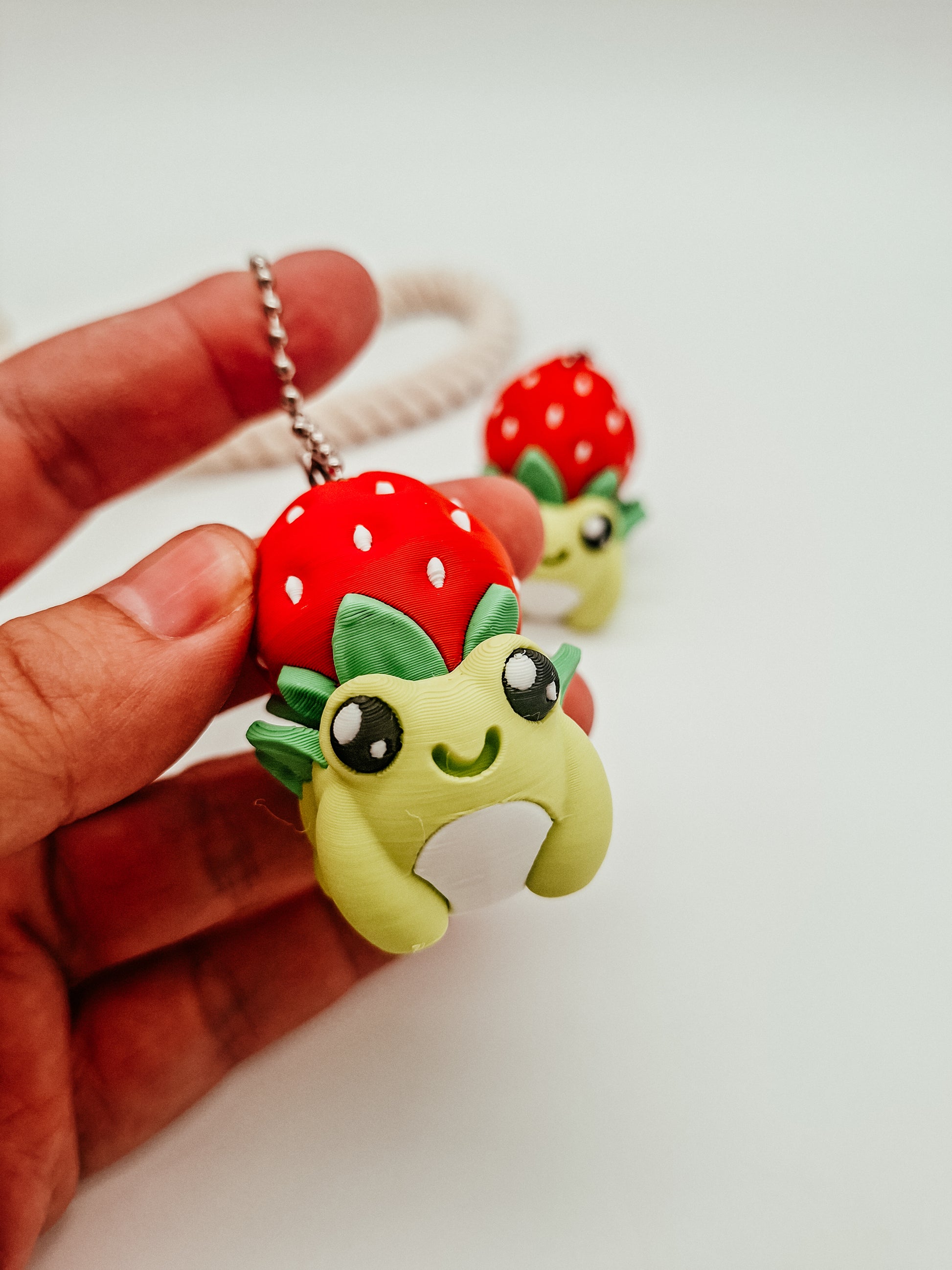 3D-gedruckter Erdbeer-Frosch Fidget Klicker mit liebevollem Design.