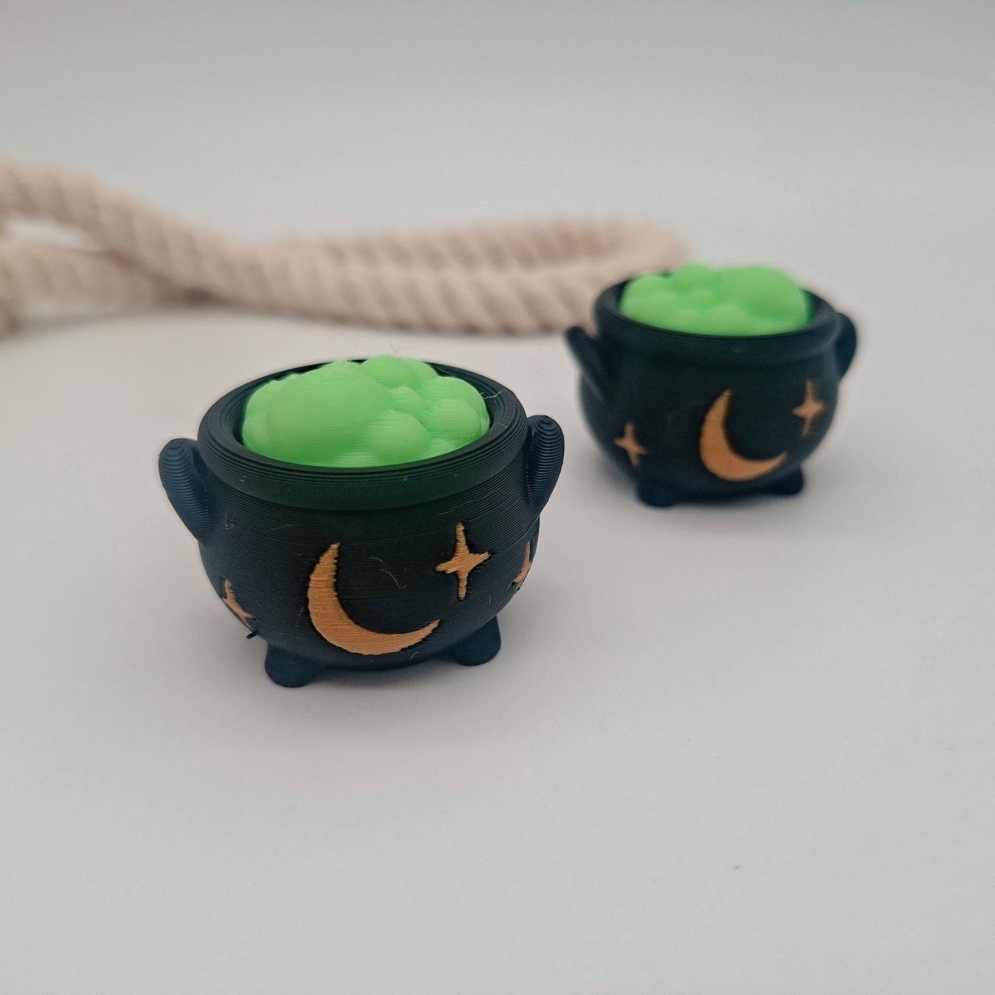 3D-gedruckter Hexenkessel Fidget Klicker mit liebevollem Design.
