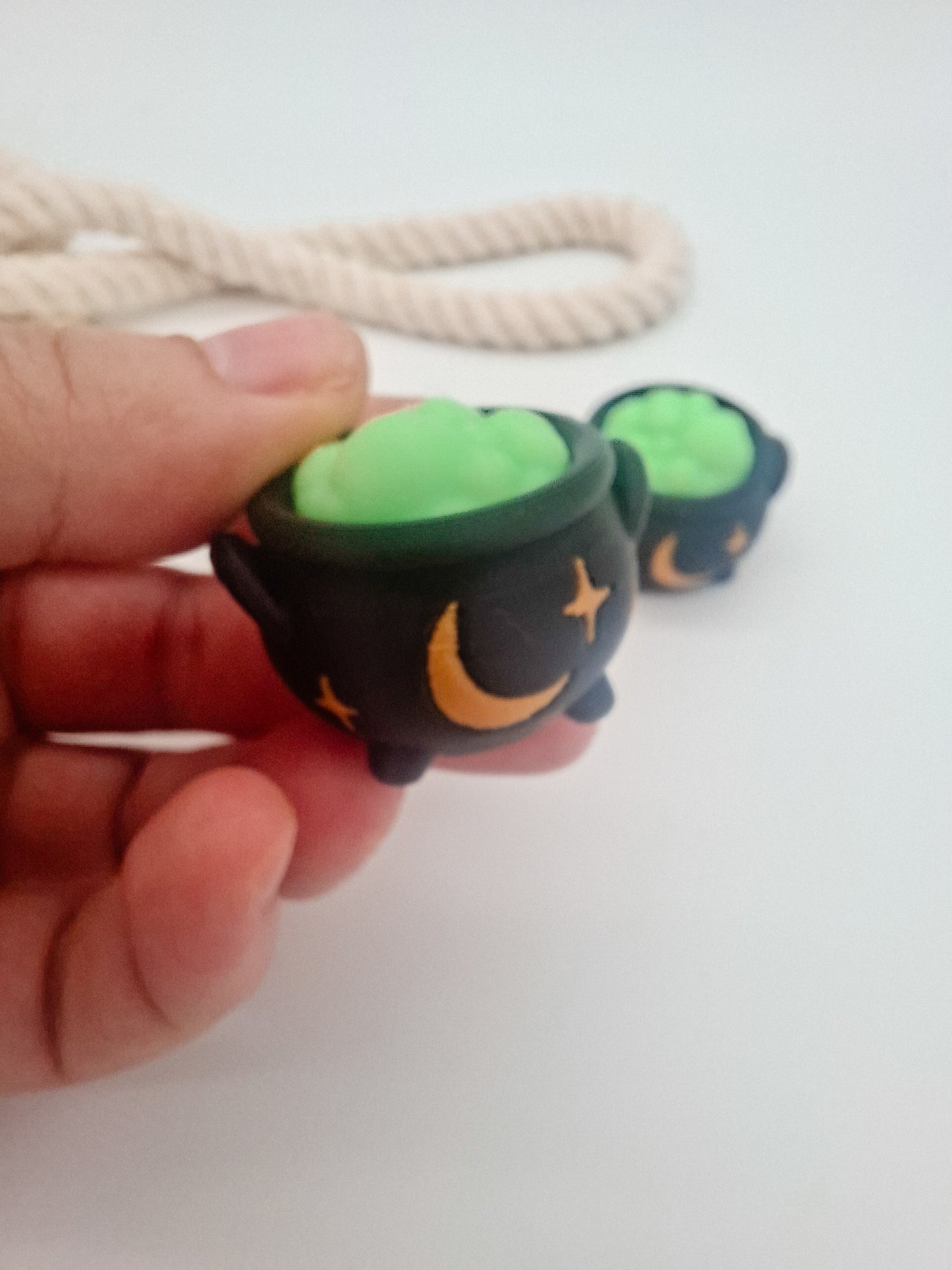 3D-gedruckter Hexenkessel Fidget Klicker mit liebevollem Design.