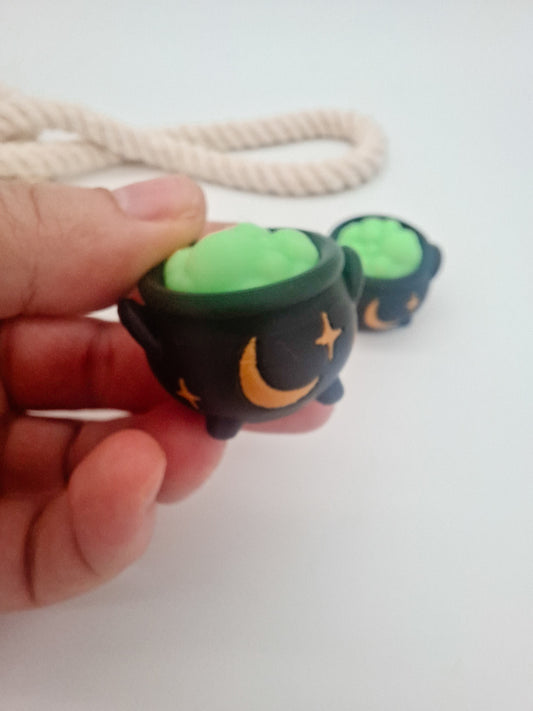 3D-gedruckter Hexenkessel Fidget Klicker mit liebevollem Design.