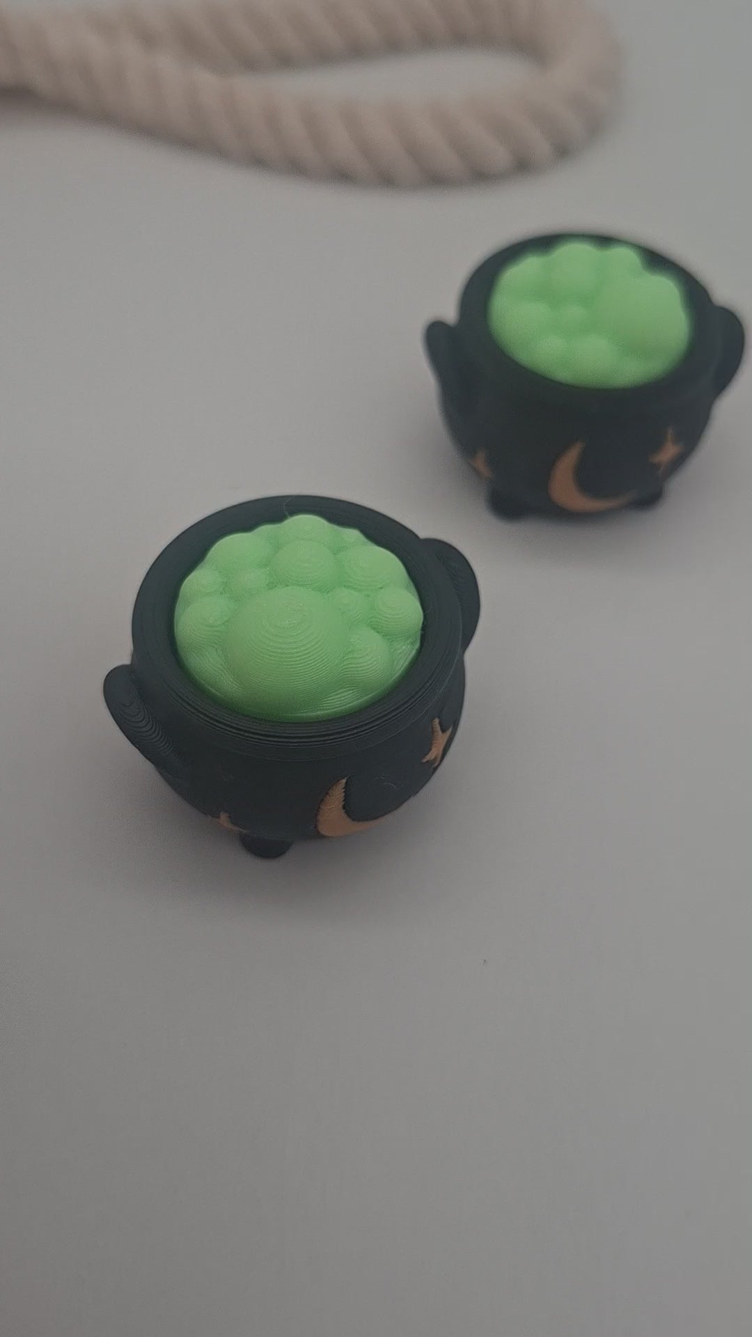3D-gedruckter Hexenkessel Fidget Klicker mit liebevollem Design.