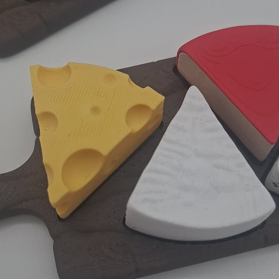3D-gedruckter Käseplatten Fidget Klicker mit liebevollem Design.