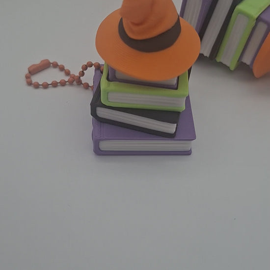 3D-gedruckter Bücherstapel mit Hut Fidget Klicker mit liebevollem Design.