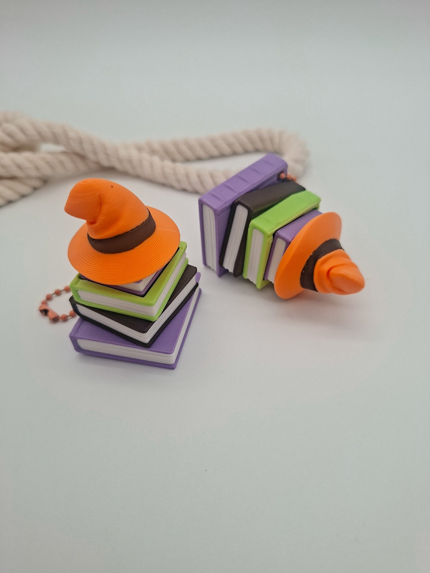 3D-gedruckter Bücherstapel mit Hut Fidget Klicker mit liebevollem Design.