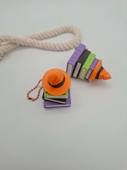 3D-gedruckter Bücherstapel mit Hut Fidget Klicker mit liebevollem Design.