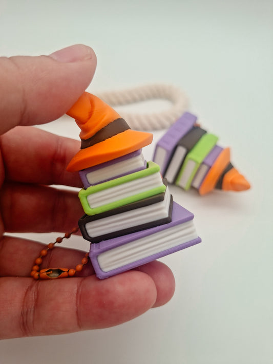 3D-gedruckter Bücherstapel mit Hut Fidget Klicker mit liebevollem Design.